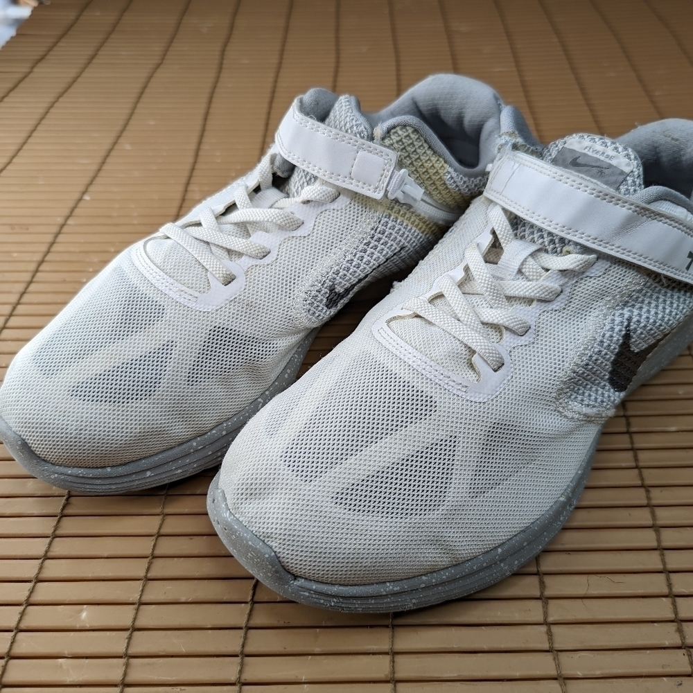 Nike Revolution 3 FlyEase white Running Shoes women's Size 9.5W   great conditio